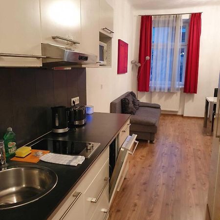 Vibrant Red Apartment I Contactless Check-In Відень Екстер'єр фото