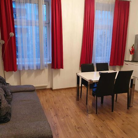 Vibrant Red Apartment I Contactless Check-In Відень Екстер'єр фото