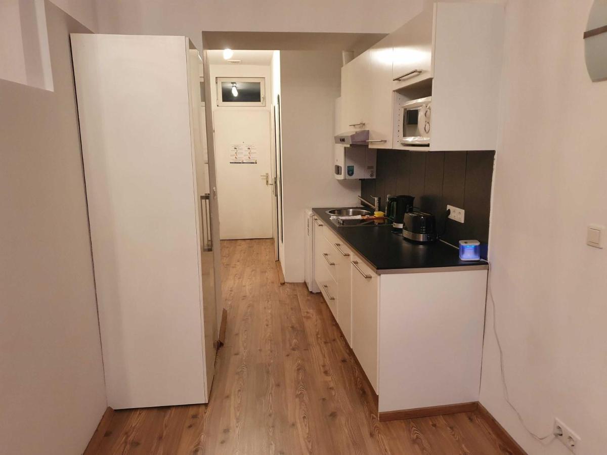 Vibrant Red Apartment I Contactless Check-In Відень Екстер'єр фото