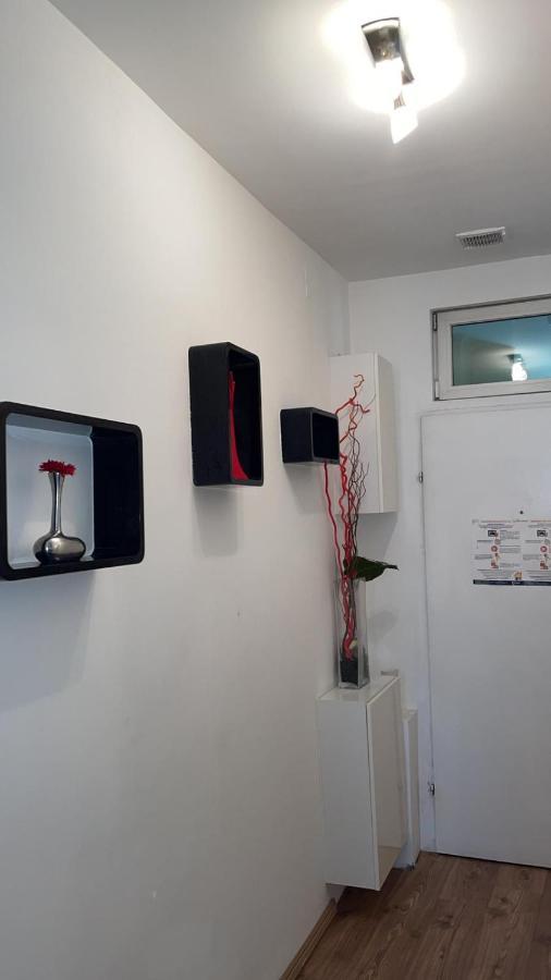 Vibrant Red Apartment I Contactless Check-In Відень Екстер'єр фото